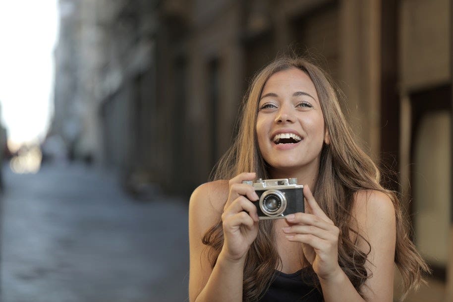 woman with mirrorless camera