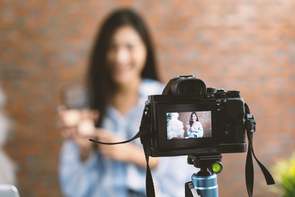 female-vlogger-uses-dslr-to-talk-beauty