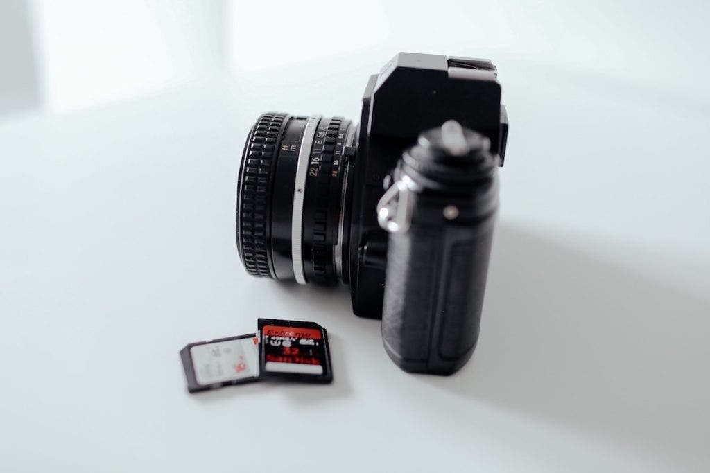 memory-cards-next-to-dslr-on-table