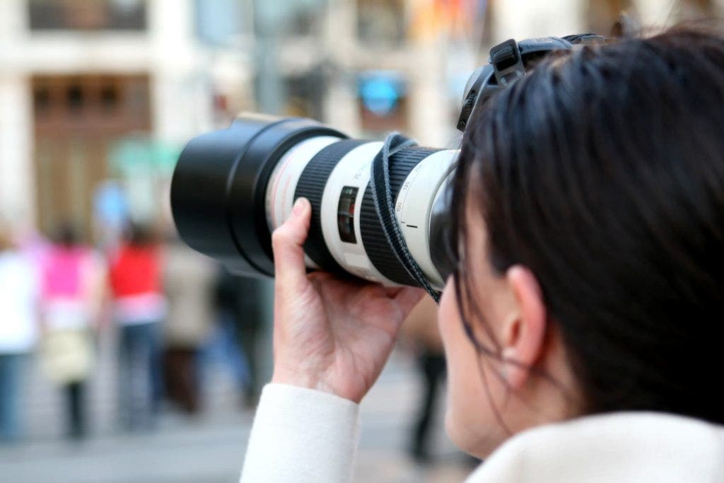 female-photographer-takes-amazing-photo-with-telephoto-lens