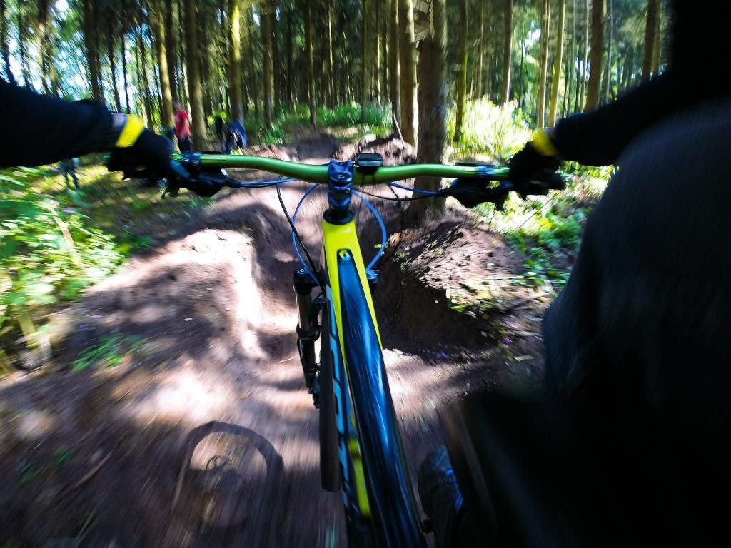 mountain-biker-equips-action-camera-to-helmet