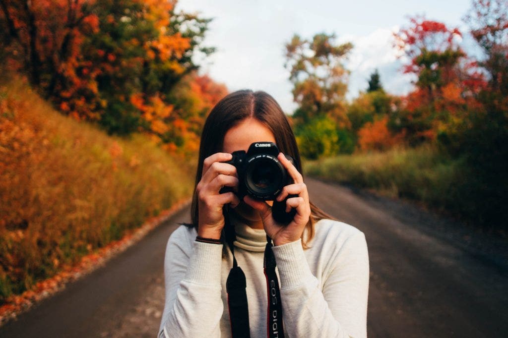 woman-outdoors-focusing-perfect-image-with-dslr