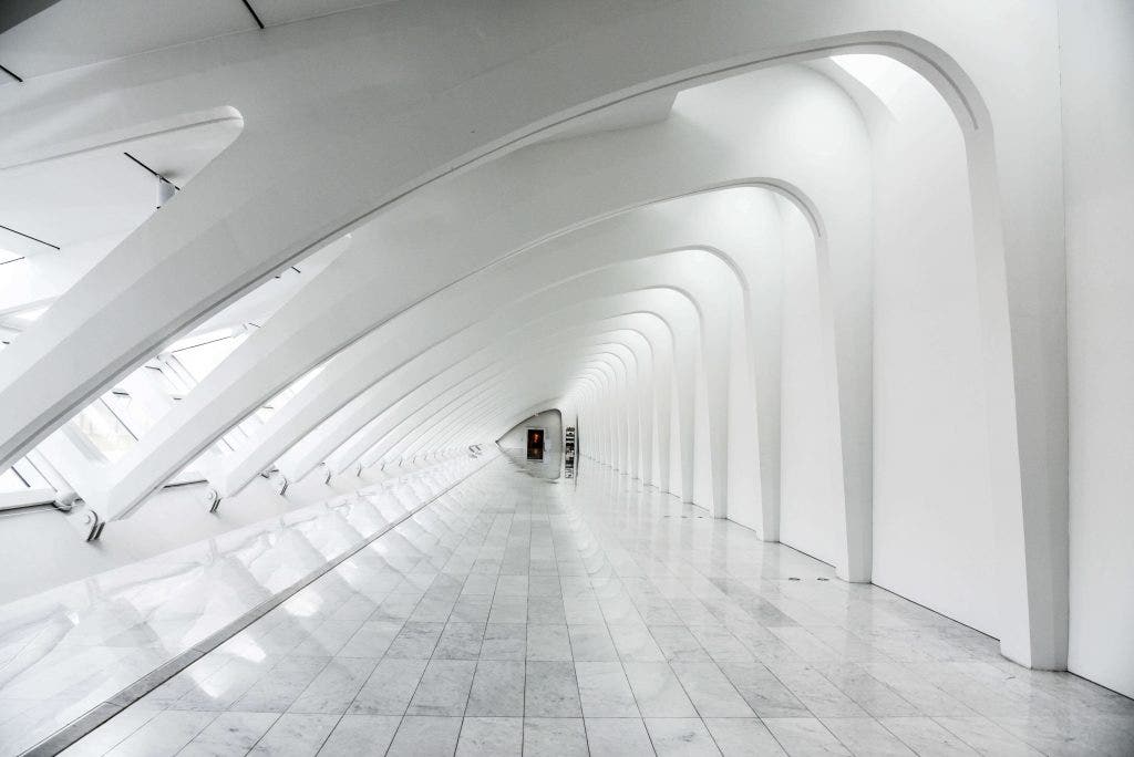 a corridor with white, modern columns