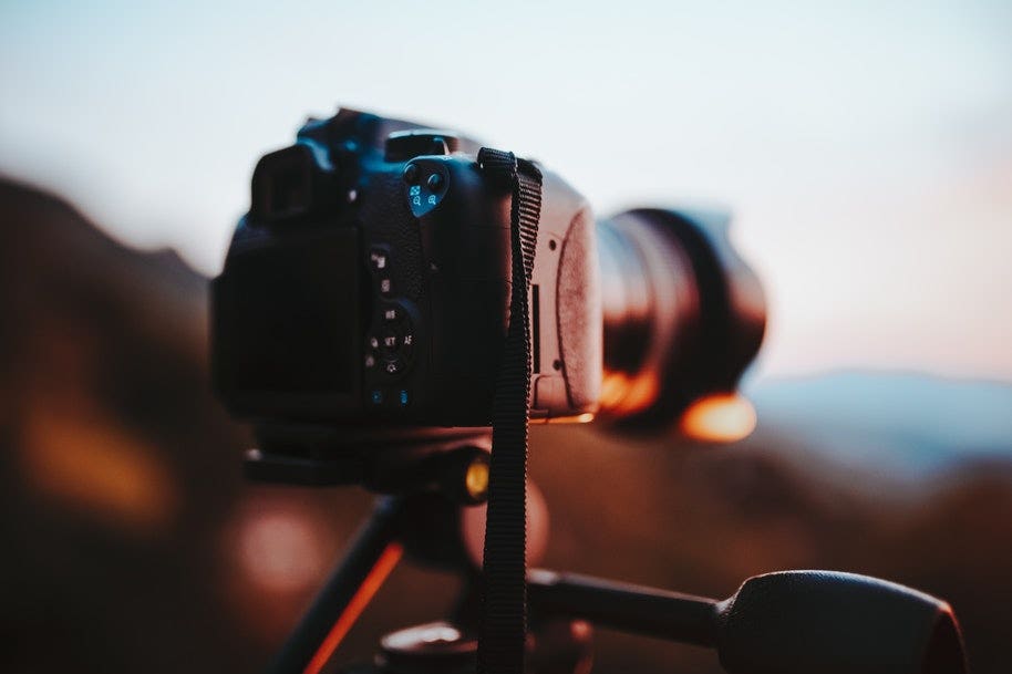 DSLR camera pointing at beach